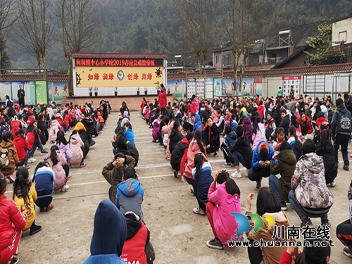 叙永县向林镇中心校应急疏散演练提升自护自救能力(图1)