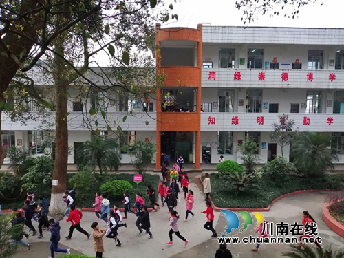 叙永县向林镇中心校应急疏散演练提升自护自救能力(图2)
