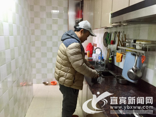 女婿胜似亲儿&nbsp;宜宾江安男子坚持守护患病岳母(图2)