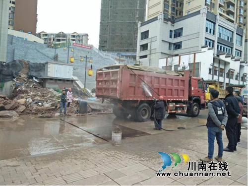 古蔺县综合行政执法局开展扬尘治理专项整治行动(图1) 古蔺县综合行政执法局开展扬尘治理专项整治行动(图1)