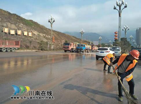 古蔺县综合行政执法局开展扬尘治理专项整治行动(图2) 古蔺县综合行政执法局开展扬尘治理专项整治行动(图2)
