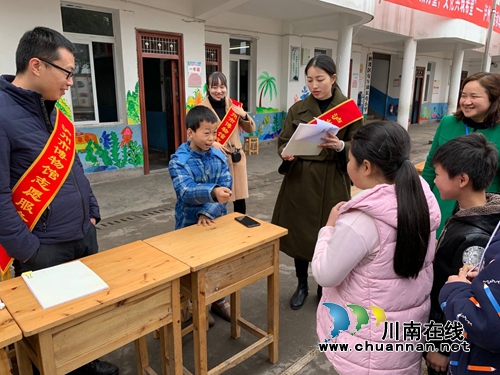 泸州市流动博物馆到纳溪龙车镇长寿小学开展捐赠助学活动(图2)