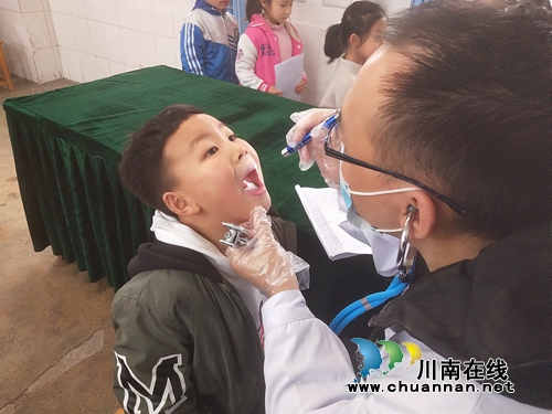 叙永县东大街小学全体孩子进行中小学生健康检查(图1)