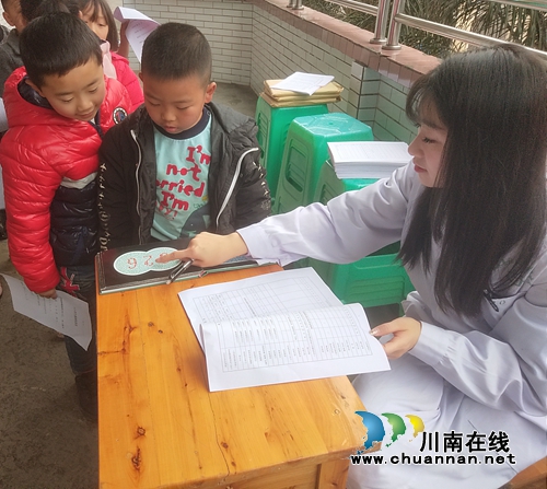 叙永县东大街小学全体孩子进行中小学生健康检查(图2)