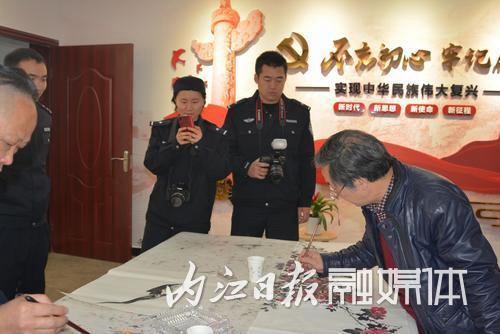 内江:大千书画进警营 翰墨飘香暖警心(图1) 内江:大千书画进警营 翰墨飘香暖警心(图1)