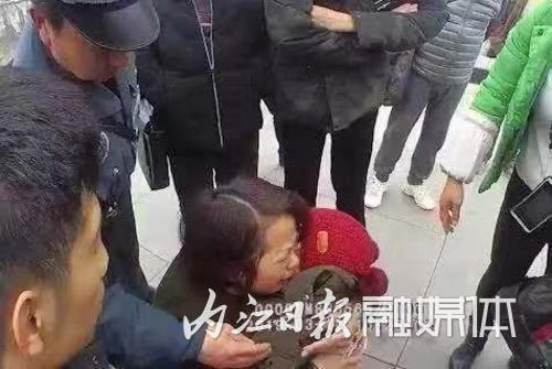 内江高铁站两岁童休克 民警救援上演生死时速(图1) 内江高铁站两岁童休克 民警救援上演生死时速(图1)