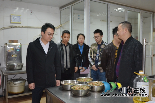 江阳区张坝街道办事处开展学校食堂食品安全专项检查(图1)