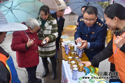 泸县牛滩镇组织开展“3.15国际消费者权益日”街头宣传活动(图1)