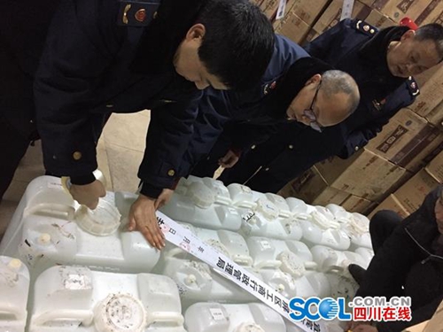 宜宾捣毁一制假窝点&nbsp;查处假冒五粮液3650公斤(图1)