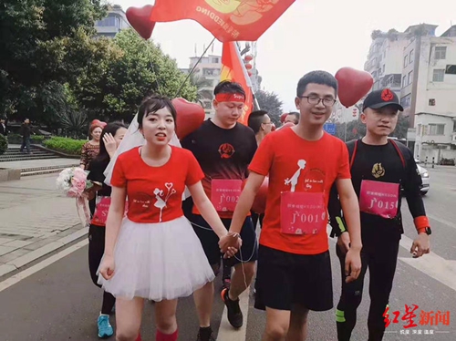 跑13.14公里&nbsp;宜宾新人跑步结婚，新娘：累惨了(图2)