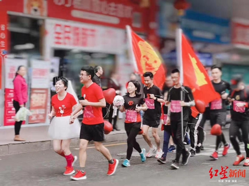 跑13.14公里&nbsp;宜宾新人跑步结婚，新娘：累惨了(图3)