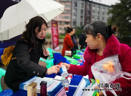合江县开展3·15“信用让消费者更放心-诚信合江·消费无忧”宣传活动(图2)