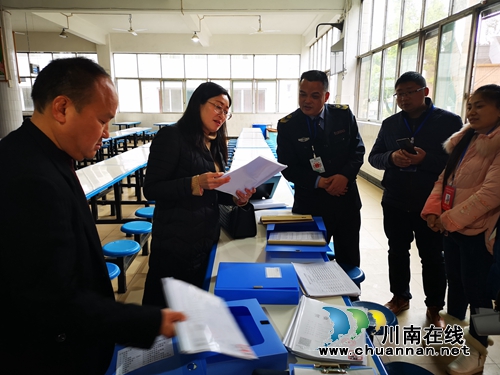 合江县市场监管局局长谢启珍检查合江镇学校食品安全(图1)