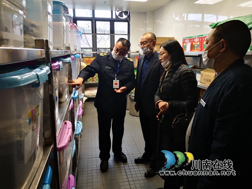 合江县市场监管局局长谢启珍检查合江镇学校食品安全(图2)