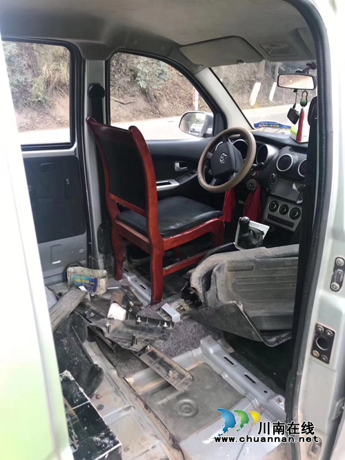 实木椅子“升级”驾座！泸县“奇葩”司机遭了(图1)