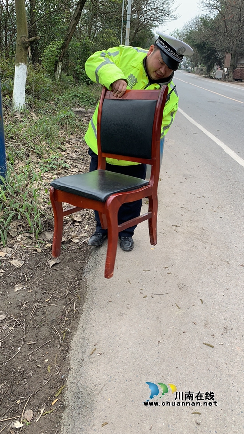 实木椅子“升级”驾座！泸县“奇葩”司机遭了(图2)