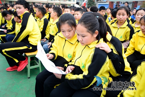 古蔺:手牵手参与禁毒 心贴心珍爱生命(图1) 古蔺:手牵手参与禁毒 心贴心珍爱生命(图1)