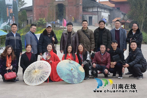 市县作家开展“春暖云锦、诗意烟霞”采风活动(图1)