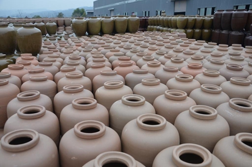 自贡荣县铁厂镇：一捧粘土&nbsp;一年捏出5亿元(图1)