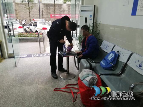 泸州:不会泡面不会拧瓶盖 警察温情给他喂食(图2) 泸州:不会泡面不会拧瓶盖 警察温情给他喂食(图2)