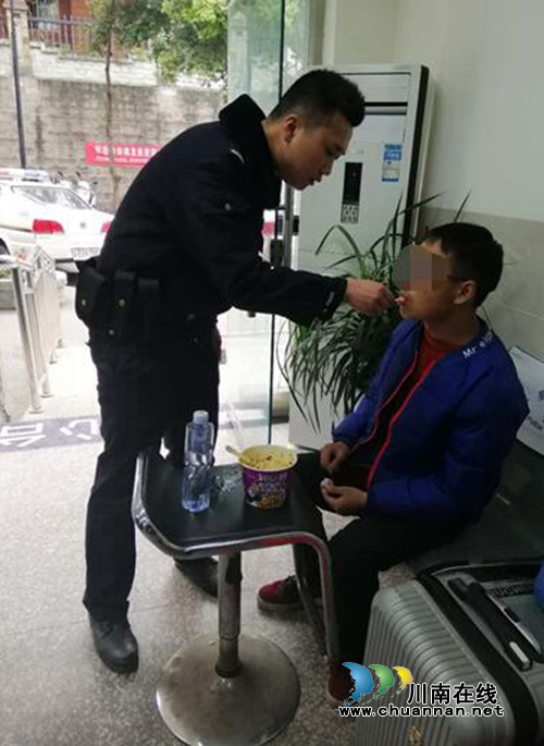 泸州:不会泡面不会拧瓶盖 警察温情给他喂食(图1) 泸州:不会泡面不会拧瓶盖 警察温情给他喂食(图1)