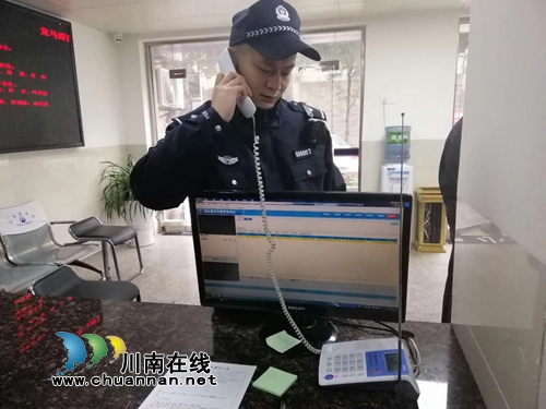 泸州:不会泡面不会拧瓶盖 警察温情给他喂食(图3) 泸州:不会泡面不会拧瓶盖 警察温情给他喂食(图3)
