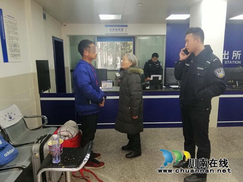 泸州:不会泡面不会拧瓶盖 警察温情给他喂食(图4) 泸州:不会泡面不会拧瓶盖 警察温情给他喂食(图4)