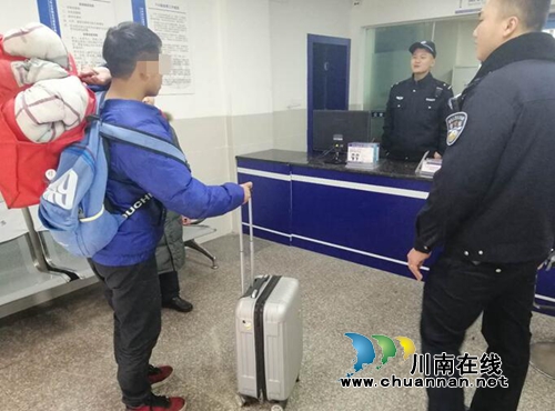 泸州:不会泡面不会拧瓶盖 警察温情给他喂食(图5) 泸州:不会泡面不会拧瓶盖 警察温情给他喂食(图5)