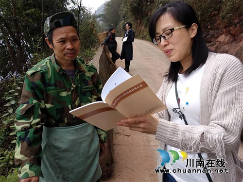 纳溪区卫生健康局入户宣传扶贫政策(图1)