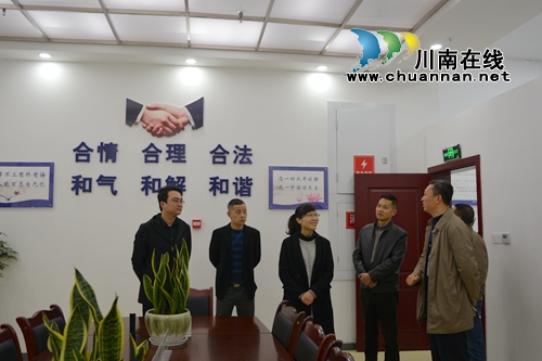 江阳区副区长杨敏到张坝街道调研(图1)