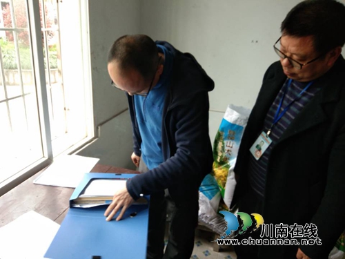 纳溪区市场监督局到龙车镇小学检查食堂食品安全工作(图1)