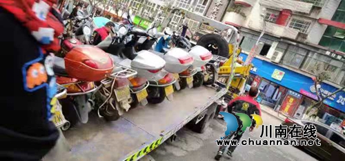 宜宾筠连交警大队严厉整治城区机动车乱停乱放交通违法行为(图2) 宜宾筠连交警大队严厉整治城区机动车乱停乱放交通违法行为(图2)