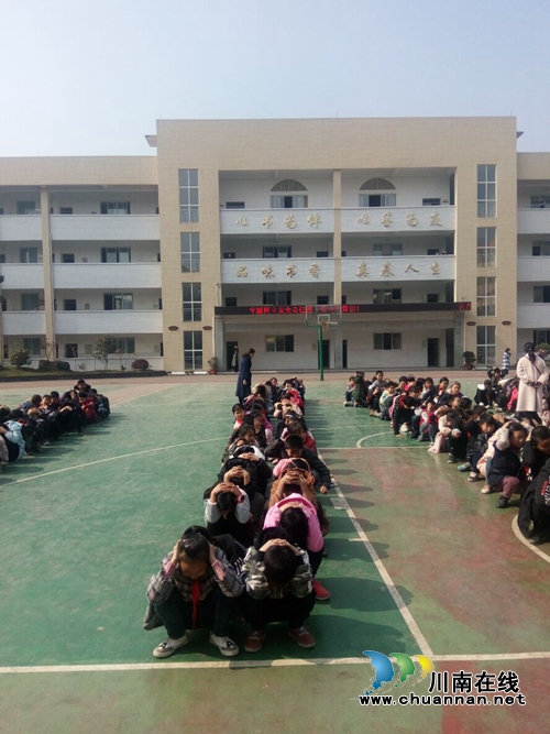 合江县虎头镇中心校开展防拥挤踩踏应急演练活动(图1)
