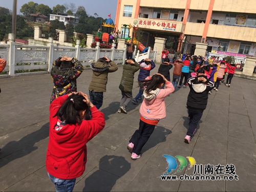 合江县虎头镇中心校开展防拥挤踩踏应急演练活动(图2)