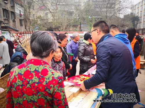 泸县海潮镇开展扫黑除恶暨平安建设法治宣传活动(图1)