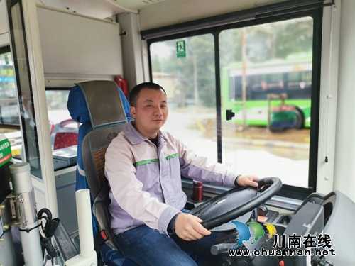 救人不含糊 泸州这对公交双胞胎兄弟好样的!(图1) 救人不含糊 泸州这对公交双胞胎兄弟好样的!(图1)