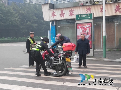 街头暖心一幕！泸县男子骑车滑倒获巡警及时相助(图1)