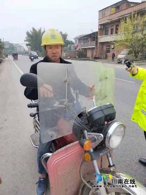 泸县一摩托车司机超员被查耍横 拘10天!(图1) 泸县一摩托车司机超员被查耍横 拘10天!(图1)