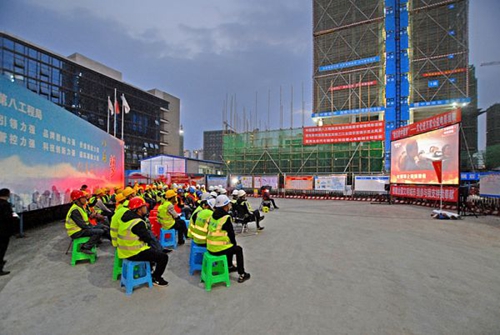 公益电影送上门&nbsp;宜宾农民工工地上过“电影瘾”(图1)