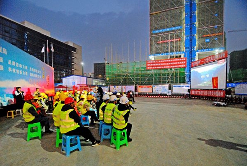 公益电影送上门&nbsp;宜宾农民工工地上过“电影瘾”(图2)