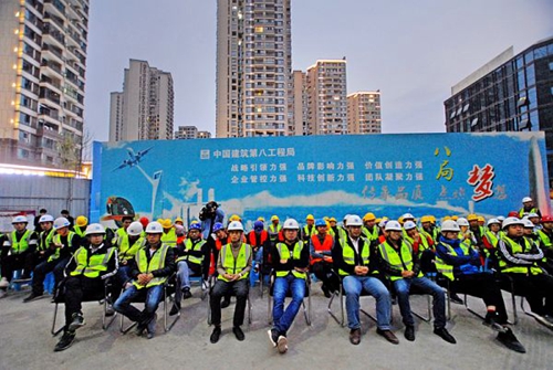 公益电影送上门&nbsp;宜宾农民工工地上过“电影瘾”(图3)