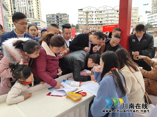 泸州:舌战群酒 500多民间高手角逐10万大奖(图2) 泸州:舌战群酒 500多民间高手角逐10万大奖(图2)