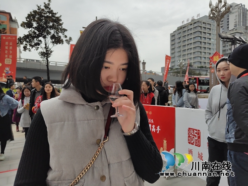 泸州:舌战群酒 500多民间高手角逐10万大奖(图4) 泸州:舌战群酒 500多民间高手角逐10万大奖(图4)