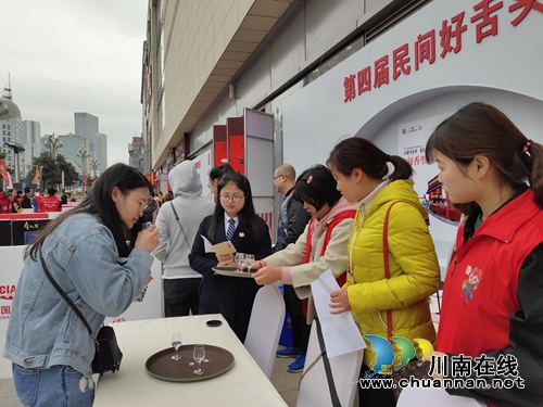 泸州:舌战群酒 500多民间高手角逐10万大奖(图3) 泸州:舌战群酒 500多民间高手角逐10万大奖(图3)