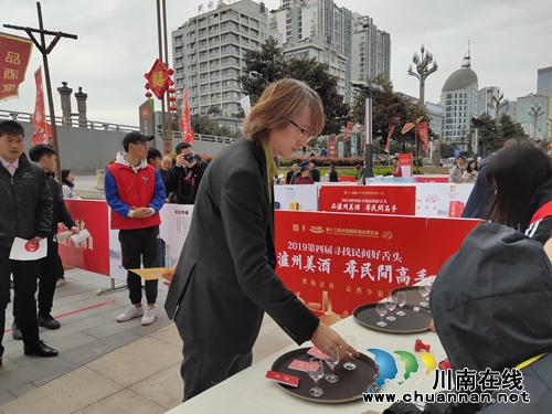 泸州:舌战群酒 500多民间高手角逐10万大奖(图9) 泸州:舌战群酒 500多民间高手角逐10万大奖(图9)