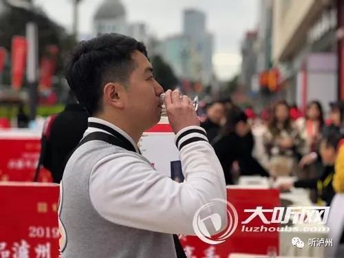 第四届“好舌头”大赛 泸州帅哥“喝”走3万(图3) 第四届“好舌头”大赛 泸州帅哥“喝”走3万(图3)