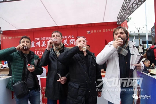 第四届“好舌头”大赛 泸州帅哥“喝”走3万(图7) 第四届“好舌头”大赛 泸州帅哥“喝”走3万(图7)