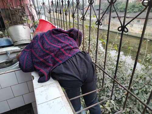 自贡老太被卡防护栏&nbsp;消防员争分夺秒快速救出(图1)