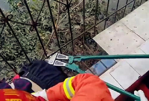 自贡老太被卡防护栏&nbsp;消防员争分夺秒快速救出(图2)