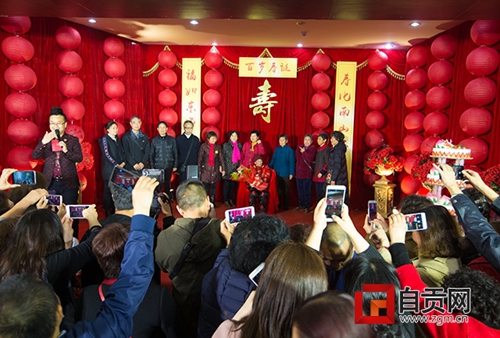 自贡盐帮菜“师婆”百岁寿宴&nbsp;高歌《东方红》(图1)